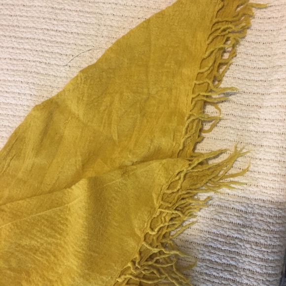 Georgeous canary yellow Madwell wool scarf - Picture 2 of 2